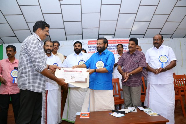 കോട്ടയം, ഇടുക്കി ജില്ലകളിലെ സഹകരണ  സംഘങ്ങള്‍ക്കുള്ള  നിക്ഷേപ ഗ്യാരന്റി പത്രം വിതരണം 2019 നവംബര്‍ 25 തിങ്കളാഴ്ച്ച കോട്ടയം എസ്.പി.സി.എസ് ഹാളില്‍ വെച്ച് ബഹു.സഹകരണ വകുപ്പ് മന്ത്രി ശ്രീ.കടകംപള്ളി സുരേന്ദ്രന്‍ ഉദ്ഘാടനം ചെയ്തു.